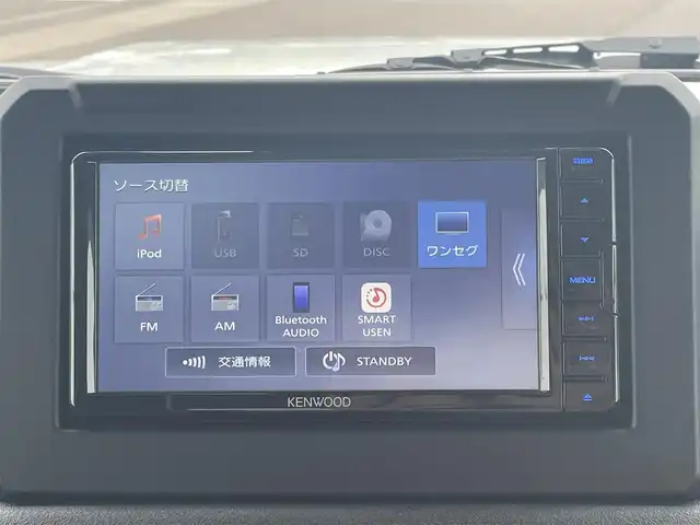 スズキ ジムニー シエラ JC 愛媛県 2024(令6)年 0.5万km ピュアホワイトP DAMD littleG仕様/社外7インチSDナビ/　CD/Bluetooth/ワンセグTV/バックカメラ/ビルトインETC/革調シートカバー/社外16インチAW/前席シートヒーター/プッシュスタート/クルーズコントロール/革巻きステアリング/ステアリングスイッチ/オートライト/LEDヘッドライト/フロアマット