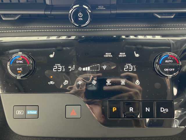日産 セレナ e－4ORCE ハイウェイスターV 秋田県 2025(令7)年 0.1千km 白 4WD/アドバンスドドライブアシストディスプレイ（12.3インチカラーディスプレイ）/フルセグTV/BT/HDMI/両側パワースライドドア/後席モニター/プロパイロット/衝突被害軽減ブレーキ/レーダークルーズコントロール/横滑り防止装置/レーンキープアシスト/クリアランスソナー/ヘッドランプ オートレベライザー/アダプティブLEDヘッドライトシステム/インテリジェント アラウンドビューモニター/ETC2.0ユニット/寒冷地仕様/100V　AC電源/前席シートヒーター/ステアリングヒーター/フォグランプ/ステアリングヒーター/オートマチックハイビーム/純正アルミホイール