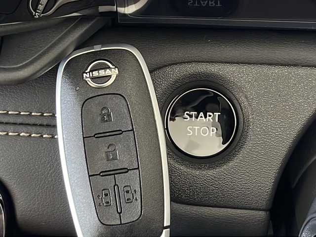 日産 セレナ e－4ORCE ハイウェイスターV 秋田県 2025(令7)年 0.1千km 白 4WD/アドバンスドドライブアシストディスプレイ（12.3インチカラーディスプレイ）/フルセグTV/BT/HDMI/両側パワースライドドア/後席モニター/プロパイロット/衝突被害軽減ブレーキ/レーダークルーズコントロール/横滑り防止装置/レーンキープアシスト/クリアランスソナー/ヘッドランプ オートレベライザー/アダプティブLEDヘッドライトシステム/インテリジェント アラウンドビューモニター/ETC2.0ユニット/寒冷地仕様/100V　AC電源/前席シートヒーター/ステアリングヒーター/フォグランプ/ステアリングヒーター/オートマチックハイビーム/純正アルミホイール