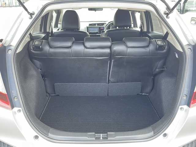 ホンダ フィット 13G Lパッケージ 鹿児島県 2014(平26)年 5.4万km アラバスターシルバーメタリック 社外7インチＳＤナビ/　　CD/DVD/フルセグＴＶ/バックカメラ/LEDヘッドライト/純正15インチアルミホイール/アイドリングストップ/スマートキー/ETC/オートライト/ＭＴモード付FAT