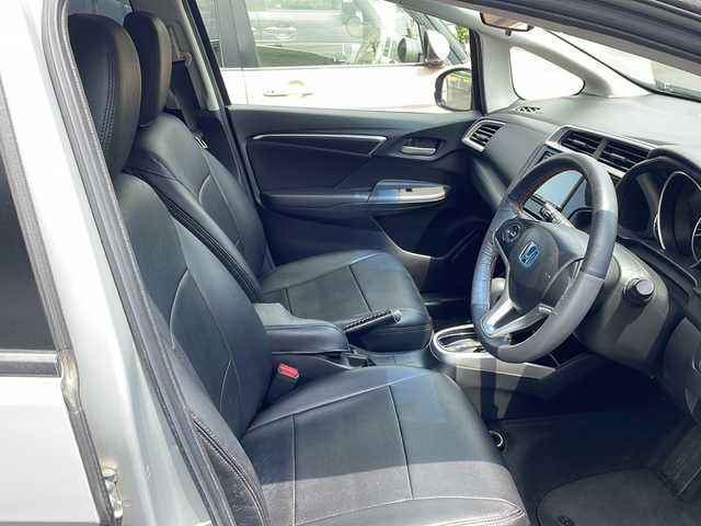 ホンダ フィット 13G Lパッケージ 鹿児島県 2014(平26)年 5.4万km アラバスターシルバーメタリック 社外7インチＳＤナビ/　　CD/DVD/フルセグＴＶ/バックカメラ/LEDヘッドライト/純正15インチアルミホイール/アイドリングストップ/スマートキー/ETC/オートライト/ＭＴモード付FAT