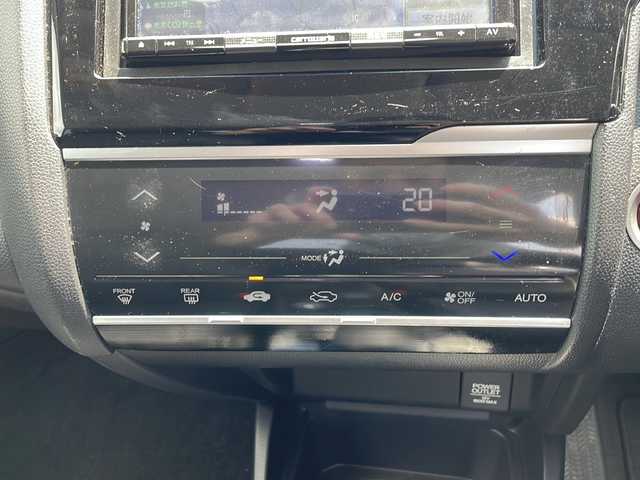 ホンダ フィット 13G Lパッケージ 鹿児島県 2014(平26)年 5.4万km アラバスターシルバーメタリック 社外7インチＳＤナビ/　　CD/DVD/フルセグＴＶ/バックカメラ/LEDヘッドライト/純正15インチアルミホイール/アイドリングストップ/スマートキー/ETC/オートライト/ＭＴモード付FAT