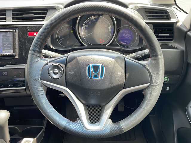 ホンダ フィット 13G Lパッケージ 鹿児島県 2014(平26)年 5.4万km アラバスターシルバーメタリック 社外7インチＳＤナビ/　　CD/DVD/フルセグＴＶ/バックカメラ/LEDヘッドライト/純正15インチアルミホイール/アイドリングストップ/スマートキー/ETC/オートライト/ＭＴモード付FAT