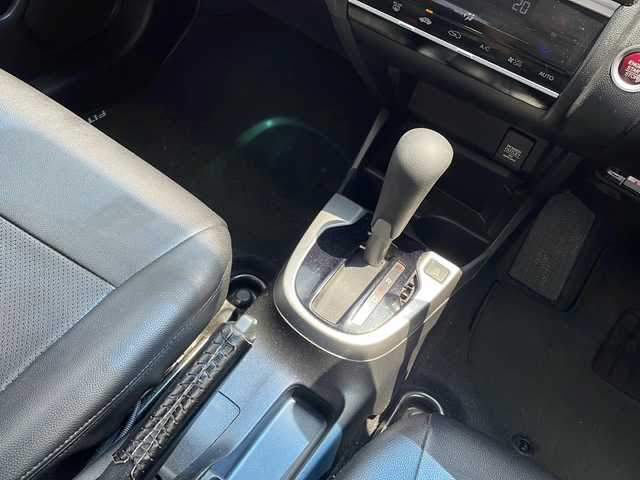 ホンダ フィット 13G Lパッケージ 鹿児島県 2014(平26)年 5.4万km アラバスターシルバーメタリック 社外7インチＳＤナビ/　　CD/DVD/フルセグＴＶ/バックカメラ/LEDヘッドライト/純正15インチアルミホイール/アイドリングストップ/スマートキー/ETC/オートライト/ＭＴモード付FAT