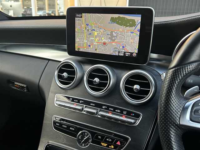メルセデス・ベンツ Ｃ２００ アバンギャルド AMGライン 福岡県 2017(平29)年 4.8万km イリジウムシルバー レーダーセーフティパッケージ/アダプティブクルーズコントロール/レーンキープアシスト/ブラインドスポットモニター/アクティブセーフティブレーキ/レザーエクスクルーシブパッケージ/ブルメスター　/ヘッドアップディスプレイ/純正ナビ/フルセグTV/Bluetooth/バックカメラ/黒革シート/前席シートヒーター/パワーバックドア/LEDヘッドライト/オートライト/キーレスゴー　/純正18インチアルミホイール/ETC2.0