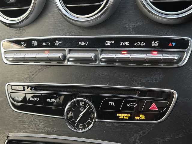 メルセデス・ベンツ Ｃ２００ アバンギャルド AMGライン 福岡県 2017(平29)年 4.8万km イリジウムシルバー レーダーセーフティパッケージ/アダプティブクルーズコントロール/レーンキープアシスト/ブラインドスポットモニター/アクティブセーフティブレーキ/レザーエクスクルーシブパッケージ/ブルメスター　/ヘッドアップディスプレイ/純正ナビ/フルセグTV/Bluetooth/バックカメラ/黒革シート/前席シートヒーター/パワーバックドア/LEDヘッドライト/オートライト/キーレスゴー　/純正18インチアルミホイール/ETC2.0