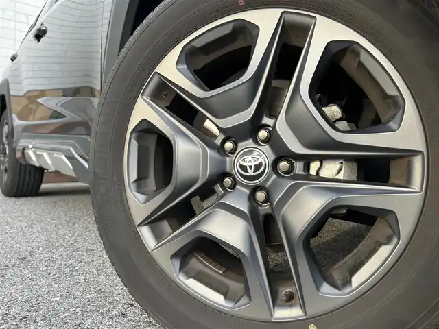 トヨタ ＲＡＶ４ アドベンチャー 滋賀県 2023(令5)年 4.2万km グレーメタリック 4WD(F4)/ワンオーナー/モデリスタジャオスフルエアロ/10.5インチ純正ディスプレイオーディオ/（FM/AM/フルセグ/Bluetooth/USB）/バックカメラ/ETC2.0/デジタルインナーミラー型ドラレコ（ＳＤカード無）/ＴＶキャンセラー/ＴｏｙｏｔａＳａｆｅｔｙＳｅｎｓｅ/・プリクラッシュブレーキアシスト/・パーキングサポートブレーキ（前後方静止物）	/・パーキングサポートブレーキ（後方接近車両）/・ブラインドスポットモニター（ＢＳＭ）/・レーンキープアシスト	/・レーダークルーズコントロール（全車速追従機能付））/・標識検知機能	/運転席・助手席シートヒーター/運転席・助手席シートベンチレーション/シートメモリー/電動格納ミラー/電子パーキング/ブレーキホールド/革巻きステアリング/ステアリングスイッチ/ステアリングヒーター/オートライト/LEDヘッドライト/フロントフォグ/オートマチックハイビーム/フルオートエアコン/プッシュスタート/スマートキー/ルーフレール/車速オートロック