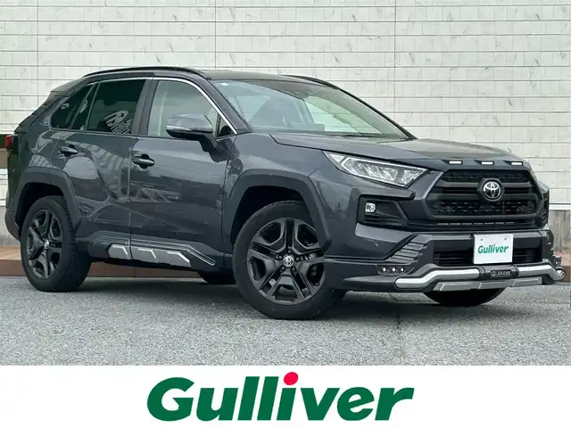 トヨタ ＲＡＶ４ アドベンチャー 滋賀県 2023(令5)年 4.2万km グレーメタリック 4WD(F4)/ワンオーナー/モデリスタジャオスフルエアロ/10.5インチ純正ディスプレイオーディオ/（FM/AM/フルセグ/Bluetooth/USB）/バックカメラ/ETC2.0/デジタルインナーミラー型ドラレコ（ＳＤカード無）/ＴＶキャンセラー/ＴｏｙｏｔａＳａｆｅｔｙＳｅｎｓｅ/・プリクラッシュブレーキアシスト/・パーキングサポートブレーキ（前後方静止物）	/・パーキングサポートブレーキ（後方接近車両）/・ブラインドスポットモニター（ＢＳＭ）/・レーンキープアシスト	/・レーダークルーズコントロール（全車速追従機能付））/・標識検知機能	/運転席・助手席シートヒーター/運転席・助手席シートベンチレーション/シートメモリー/電動格納ミラー/電子パーキング/ブレーキホールド/革巻きステアリング/ステアリングスイッチ/ステアリングヒーター/オートライト/LEDヘッドライト/フロントフォグ/オートマチックハイビーム/フルオートエアコン/プッシュスタート/スマートキー/ルーフレール/車速オートロック