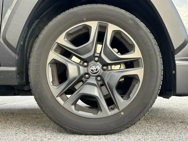 トヨタ ＲＡＶ４ アドベンチャー 滋賀県 2023(令5)年 4.2万km グレーメタリック 4WD(F4)/ワンオーナー/モデリスタジャオスフルエアロ/10.5インチ純正ディスプレイオーディオ/（FM/AM/フルセグ/Bluetooth/USB）/バックカメラ/ETC2.0/デジタルインナーミラー型ドラレコ（ＳＤカード無）/ＴＶキャンセラー/ＴｏｙｏｔａＳａｆｅｔｙＳｅｎｓｅ/・プリクラッシュブレーキアシスト/・パーキングサポートブレーキ（前後方静止物）	/・パーキングサポートブレーキ（後方接近車両）/・ブラインドスポットモニター（ＢＳＭ）/・レーンキープアシスト	/・レーダークルーズコントロール（全車速追従機能付））/・標識検知機能	/運転席・助手席シートヒーター/運転席・助手席シートベンチレーション/シートメモリー/電動格納ミラー/電子パーキング/ブレーキホールド/革巻きステアリング/ステアリングスイッチ/ステアリングヒーター/オートライト/LEDヘッドライト/フロントフォグ/オートマチックハイビーム/フルオートエアコン/プッシュスタート/スマートキー/ルーフレール/車速オートロック