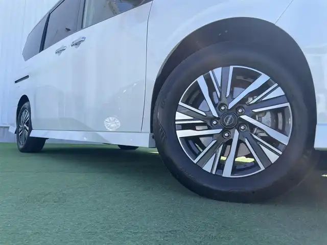 日産 セレナ e－パワー ハイウェイスター V 香川県 2023(令5)年 2.2万km パールⅡ 社外7インチメモリナビ/→ワンセグ/CD/DVD/Bluetooth/iPod/AUX/インテリジェントアラウンドビューモニター/インテリジェントルームミラー/プロパイロット/インテリジェントクルーズコントロール/インテリジェントエマージェンシーブレーキ/インテリジェントLI（車線逸脱防止支援システム）/インテリジェントLDW（車線逸脱警報)/インテリジェントパーキングアシスト/インテリジェントBSI（後側方衝突防止支援システム）/インテリジェントBSW（後側方車両検知警報）/BSM/アダップティブLEDヘッドライト/電子パーキング/オートブレーキホールド/革巻きステアリング/ステアリングリモコン/前後ドライブレコーダー/ビルトインETC/プッシュスタート/キーレス/カラーコード：XKJ