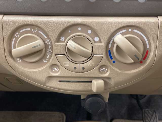 スズキ アルト F 道央・札幌 2012(平24)年 2.6万km シルキーシルバーメタリック 4WD/5速MT/純正オーディオ/(AM/FM/CD)/純正フロアマット/ヘッドライトレベライザー/ドアバイザー/取扱説明書/保証書