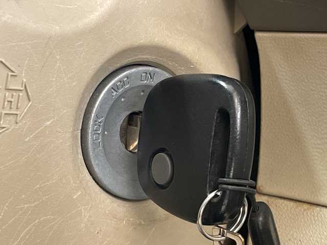 スズキ アルト F 道央・札幌 2012(平24)年 2.6万km シルキーシルバーメタリック 4WD/5速MT/純正オーディオ/(AM/FM/CD)/純正フロアマット/ヘッドライトレベライザー/ドアバイザー/取扱説明書/保証書