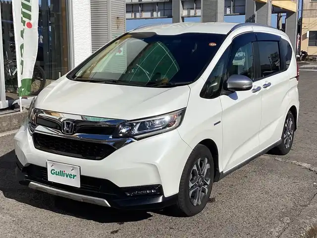 ホンダ フリード＋ ハイブリット クロスター ホンダセンシング 鹿児島県 2021(令3)年 11.7万km プラチナホワイトパール ワンオーナー/純正9インチプレミアムインターナビ/(VXM-217VFNi)/バックカメラ/ビルトインETC(ナビ連動)/純正ドライブレコーダー(DRH-204VD)/(ナビ連動タイプ/前後カメラ)/Cパッケージ/・照明付きバニティミラー(運転席/助手席)/・プラズマクラスター付きオートエアコン/・サイド/カーテンエアバッグ/・シートヒーター(運転席/助手席)/・ロールサンシェード(スライドドア)/・熱線入りフロントウインドウ/ヒーデッドドアミラー/USB端子/ステアリングスイッチ/ホンダセンシング(安全運転支援システム)/両側パワースライドドア/LEDヘッドライト/オートライト/LEDフロントフォグランプ/合皮/ファブリックコンビシート/シルバールーフレール/マルチラゲッジボード/ルーフラック/スマートキー×2本/取説&保証書&ナビ取説有り/ダンロップ エナセーブ/2022年製フロント2本/2025年製リヤ2本/