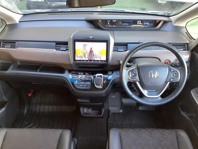 ホンダ フリード＋ ハイブリット クロスター ホンダセンシング 鹿児島県 2021(令3)年 11.7万km プラチナホワイトパール ワンオーナー/純正9インチプレミアムインターナビ/(VXM-217VFNi)/バックカメラ/ビルトインETC(ナビ連動)/純正ドライブレコーダー(DRH-204VD)/(ナビ連動タイプ/前後カメラ)/Cパッケージ/・照明付きバニティミラー(運転席/助手席)/・プラズマクラスター付きオートエアコン/・サイド/カーテンエアバッグ/・シートヒーター(運転席/助手席)/・ロールサンシェード(スライドドア)/・熱線入りフロントウインドウ/ヒーデッドドアミラー/USB端子/ステアリングスイッチ/ホンダセンシング(安全運転支援システム)/両側パワースライドドア/LEDヘッドライト/オートライト/LEDフロントフォグランプ/合皮/ファブリックコンビシート/シルバールーフレール/マルチラゲッジボード/ルーフラック/スマートキー×2本/取説&保証書&ナビ取説有り/ダンロップ エナセーブ/2022年製フロント2本/2025年製リヤ2本/