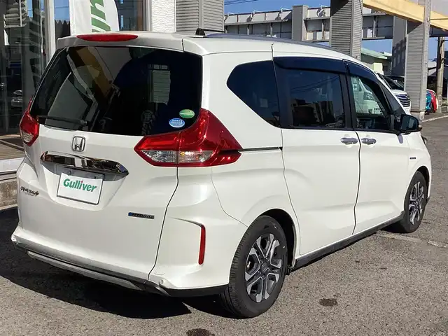 ホンダ フリード＋ ハイブリット クロスター ホンダセンシング 鹿児島県 2021(令3)年 11.7万km プラチナホワイトパール ワンオーナー/純正9インチプレミアムインターナビ/(VXM-217VFNi)/バックカメラ/ビルトインETC(ナビ連動)/純正ドライブレコーダー(DRH-204VD)/(ナビ連動タイプ/前後カメラ)/Cパッケージ/・照明付きバニティミラー(運転席/助手席)/・プラズマクラスター付きオートエアコン/・サイド/カーテンエアバッグ/・シートヒーター(運転席/助手席)/・ロールサンシェード(スライドドア)/・熱線入りフロントウインドウ/ヒーデッドドアミラー/USB端子/ステアリングスイッチ/ホンダセンシング(安全運転支援システム)/両側パワースライドドア/LEDヘッドライト/オートライト/LEDフロントフォグランプ/合皮/ファブリックコンビシート/シルバールーフレール/マルチラゲッジボード/ルーフラック/スマートキー×2本/取説&保証書&ナビ取説有り/ダンロップ エナセーブ/2022年製フロント2本/2025年製リヤ2本/