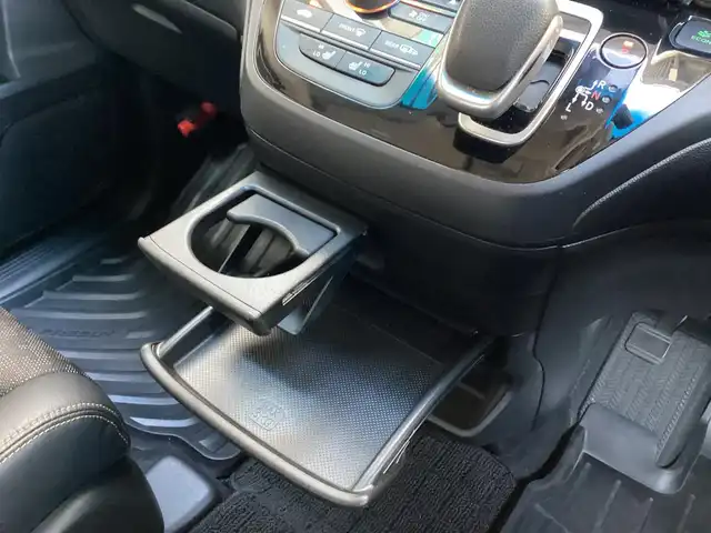 ホンダ フリード＋ ハイブリット クロスター ホンダセンシング 鹿児島県 2021(令3)年 11.7万km プラチナホワイトパール ワンオーナー/純正9インチプレミアムインターナビ/(VXM-217VFNi)/バックカメラ/ビルトインETC(ナビ連動)/純正ドライブレコーダー(DRH-204VD)/(ナビ連動タイプ/前後カメラ)/Cパッケージ/・照明付きバニティミラー(運転席/助手席)/・プラズマクラスター付きオートエアコン/・サイド/カーテンエアバッグ/・シートヒーター(運転席/助手席)/・ロールサンシェード(スライドドア)/・熱線入りフロントウインドウ/ヒーデッドドアミラー/USB端子/ステアリングスイッチ/ホンダセンシング(安全運転支援システム)/両側パワースライドドア/LEDヘッドライト/オートライト/LEDフロントフォグランプ/合皮/ファブリックコンビシート/シルバールーフレール/マルチラゲッジボード/ルーフラック/スマートキー×2本/取説&保証書&ナビ取説有り/ダンロップ エナセーブ/2022年製フロント2本/2025年製リヤ2本/