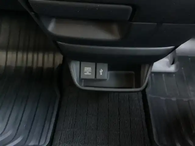 ホンダ フリード＋ ハイブリット クロスター ホンダセンシング 鹿児島県 2021(令3)年 11.7万km プラチナホワイトパール ワンオーナー/純正9インチプレミアムインターナビ/(VXM-217VFNi)/バックカメラ/ビルトインETC(ナビ連動)/純正ドライブレコーダー(DRH-204VD)/(ナビ連動タイプ/前後カメラ)/Cパッケージ/・照明付きバニティミラー(運転席/助手席)/・プラズマクラスター付きオートエアコン/・サイド/カーテンエアバッグ/・シートヒーター(運転席/助手席)/・ロールサンシェード(スライドドア)/・熱線入りフロントウインドウ/ヒーデッドドアミラー/USB端子/ステアリングスイッチ/ホンダセンシング(安全運転支援システム)/両側パワースライドドア/LEDヘッドライト/オートライト/LEDフロントフォグランプ/合皮/ファブリックコンビシート/シルバールーフレール/マルチラゲッジボード/ルーフラック/スマートキー×2本/取説&保証書&ナビ取説有り/ダンロップ エナセーブ/2022年製フロント2本/2025年製リヤ2本/