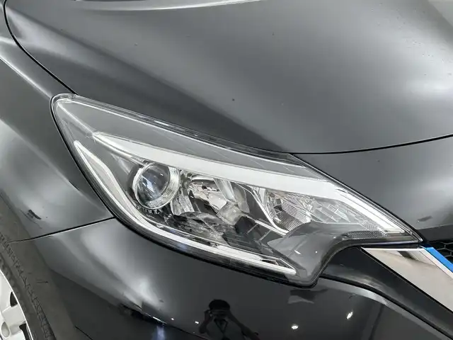 日産 ノート e－パワー X 福岡県 2018(平30)年 2.4万km スーパーブラック 純正ナビ（ＢＴ，フルセグＴＶ）　/アラウンドビューモニター　/インテリジェントルームミラー　/コーナーセンサー　/エマージェンシーブレーキ　/レーンキープ　/横滑り防止装置　/純正１５インチＡＷ　/ＬＥＤヘッドライト
