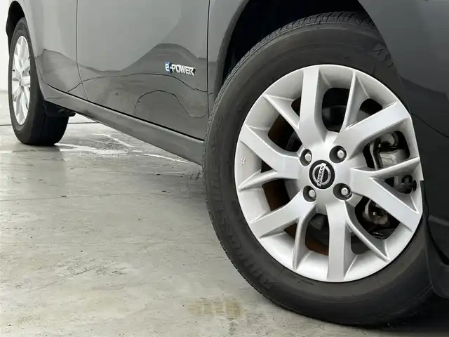 日産 ノート e－パワー X 福岡県 2018(平30)年 2.4万km スーパーブラック 純正ナビ（ＢＴ，フルセグＴＶ）　/アラウンドビューモニター　/インテリジェントルームミラー　/コーナーセンサー　/エマージェンシーブレーキ　/レーンキープ　/横滑り防止装置　/純正１５インチＡＷ　/ＬＥＤヘッドライト