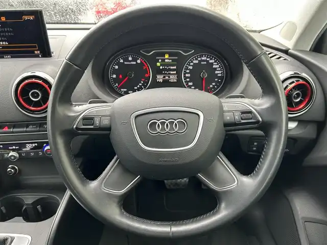 アウディ Ａ３ スポーツバック 1．4 TFSI 愛媛県 2016(平28)年 9.9万km 白 プッシュスタート/純正メーカーナビ（AM/FM/DISC/Bluetooth/フルセグTV）/バックカメラ/ETC/アイドリングストップ/ドライブレコーダー/横滑り防止装置/オートライト/AAC/コーナーセンサー