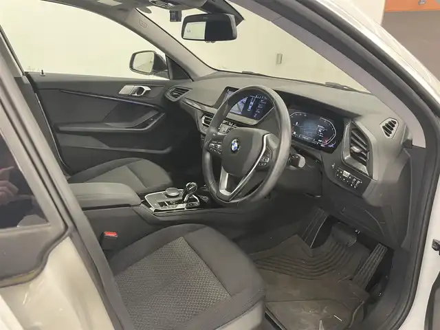 ＢＭＷ ２１８ｉ グランクーペ 岡山県 2020(令2)年 4.6万km ミネラルホワイト 純ｉＤｒｉｖｅ　/Ｒカメラ　/Ｐアシスト　/後退アシスト　/正面衝突警告　/車線逸脱警告　/ステアリングサポート　/車線変更警告　/オートＡ／Ｃ　/ワイヤレスチャージ　/アイドリングストップ　/パワーシート（Ｄ）　/アクティブクルーズ　/BMW純正オールウェザーマット　/オートライト　/オートワイパー　/アップルカープレイ　/ミラー一体型ETC　/ドラレコ（下・R）　/アンビエントライト　/コンフォートアクセス　/リアディライト