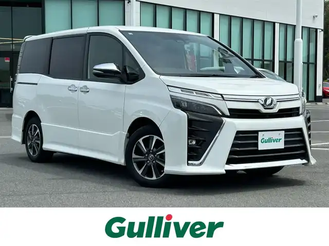 トヨタ ヴォクシー ZS 煌 奈良県 2018(平30)年 7.8万km ホワイトパールクリスタルシャイン 純正10インチナビ/(AM/FM/CD/DVD/BT/USB/HDMI/SD/フルセグTV）/バックカメラ/両側パワースライドドア/ビルトインETC/トヨタセーフティセンス/プリクラッシュセーフティ/レーントレーシングアシスト/オートマチックハイビーム/オートライト/デジタルインナーミラー/ドライブレコーダー/クルーズコントロール/アイドリングストップ/革巻きステアリング/ステアリングスイッチ/プッシュスタート/電格ウインカーミラー/純正フロアマット/横滑り防止装置