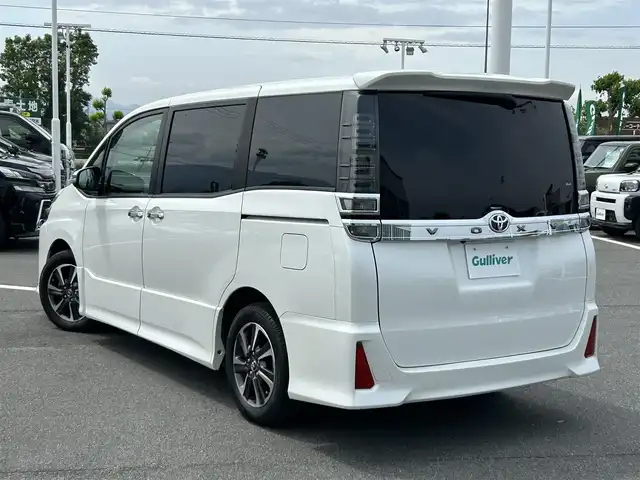 トヨタ ヴォクシー ZS 煌 奈良県 2018(平30)年 7.8万km ホワイトパールクリスタルシャイン 純正10インチナビ/(AM/FM/CD/DVD/BT/USB/HDMI/SD/フルセグTV）/バックカメラ/両側パワースライドドア/ビルトインETC/トヨタセーフティセンス/プリクラッシュセーフティ/レーントレーシングアシスト/オートマチックハイビーム/オートライト/デジタルインナーミラー/ドライブレコーダー/クルーズコントロール/アイドリングストップ/革巻きステアリング/ステアリングスイッチ/プッシュスタート/電格ウインカーミラー/純正フロアマット/横滑り防止装置