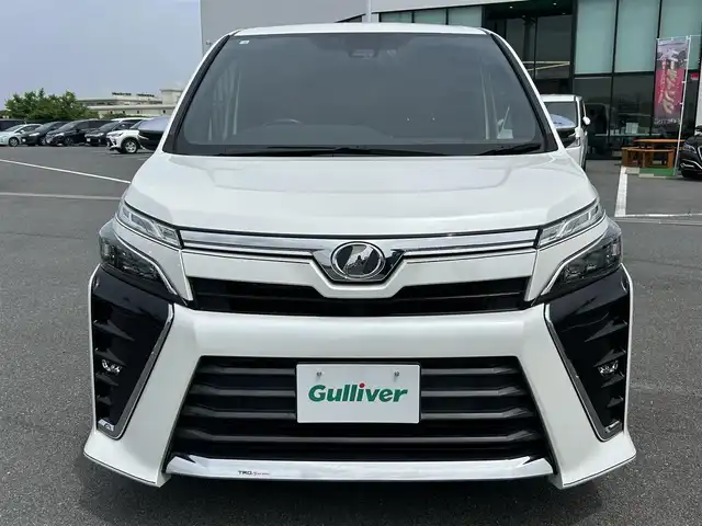 トヨタ ヴォクシー ZS 煌 奈良県 2018(平30)年 7.8万km ホワイトパールクリスタルシャイン 純正10インチナビ/(AM/FM/CD/DVD/BT/USB/HDMI/SD/フルセグTV）/バックカメラ/両側パワースライドドア/ビルトインETC/トヨタセーフティセンス/プリクラッシュセーフティ/レーントレーシングアシスト/オートマチックハイビーム/オートライト/デジタルインナーミラー/ドライブレコーダー/クルーズコントロール/アイドリングストップ/革巻きステアリング/ステアリングスイッチ/プッシュスタート/電格ウインカーミラー/純正フロアマット/横滑り防止装置