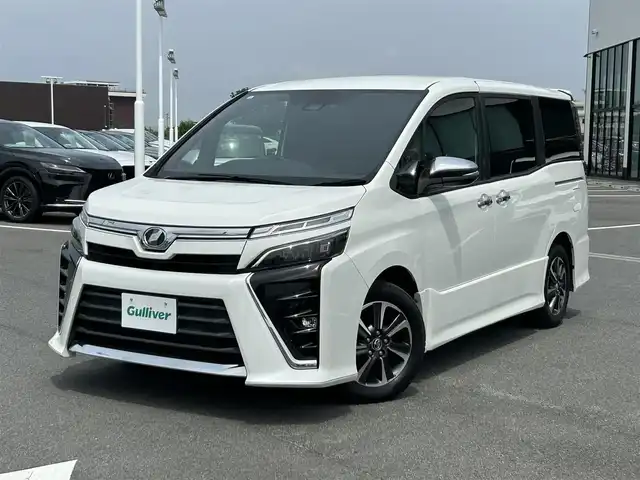 トヨタ ヴォクシー ZS 煌 奈良県 2018(平30)年 7.8万km ホワイトパールクリスタルシャイン 純正10インチナビ/(AM/FM/CD/DVD/BT/USB/HDMI/SD/フルセグTV）/バックカメラ/両側パワースライドドア/ビルトインETC/トヨタセーフティセンス/プリクラッシュセーフティ/レーントレーシングアシスト/オートマチックハイビーム/オートライト/デジタルインナーミラー/ドライブレコーダー/クルーズコントロール/アイドリングストップ/革巻きステアリング/ステアリングスイッチ/プッシュスタート/電格ウインカーミラー/純正フロアマット/横滑り防止装置