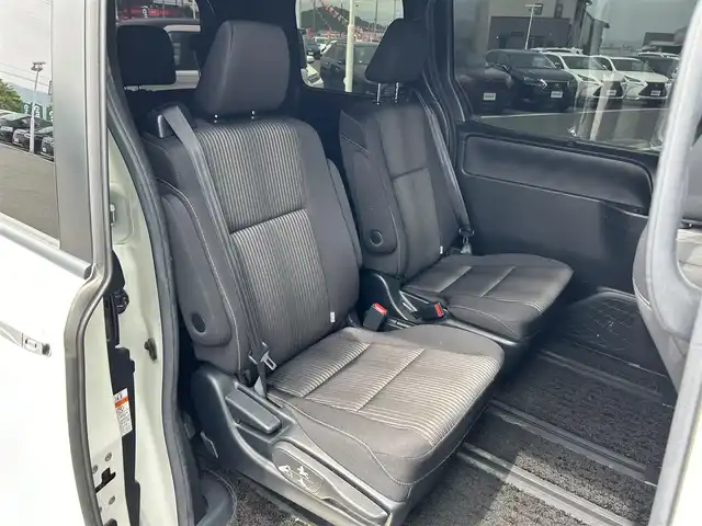 トヨタ ヴォクシー ZS 煌 奈良県 2018(平30)年 7.8万km ホワイトパールクリスタルシャイン 純正10インチナビ/(AM/FM/CD/DVD/BT/USB/HDMI/SD/フルセグTV）/バックカメラ/両側パワースライドドア/ビルトインETC/トヨタセーフティセンス/プリクラッシュセーフティ/レーントレーシングアシスト/オートマチックハイビーム/オートライト/デジタルインナーミラー/ドライブレコーダー/クルーズコントロール/アイドリングストップ/革巻きステアリング/ステアリングスイッチ/プッシュスタート/電格ウインカーミラー/純正フロアマット/横滑り防止装置
