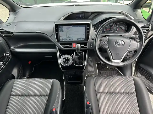 トヨタ ヴォクシー ZS 煌 奈良県 2018(平30)年 7.8万km ホワイトパールクリスタルシャイン 純正10インチナビ/(AM/FM/CD/DVD/BT/USB/HDMI/SD/フルセグTV）/バックカメラ/両側パワースライドドア/ビルトインETC/トヨタセーフティセンス/プリクラッシュセーフティ/レーントレーシングアシスト/オートマチックハイビーム/オートライト/デジタルインナーミラー/ドライブレコーダー/クルーズコントロール/アイドリングストップ/革巻きステアリング/ステアリングスイッチ/プッシュスタート/電格ウインカーミラー/純正フロアマット/横滑り防止装置