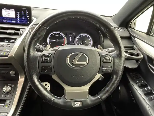 レクサス ＮＸ 300 Fスポーツ 熊本県 2018(平30)年 6.1万km ホワイトノーヴァガラスフレーク サンルーフ　/純正ナビ（ＣＤ・ＤＶＤ・フルセグ・ＢＴ・ＡＵＸ・ＵＳＢ）/バックカメラ　/純正前方ドライブレコーダー　/ビルトインＥＴＣ２．０　/純正エアロ（F・S・R）/前席シートヒーター　/前席エアーシート　/前席パワーシート/シートメモリー/パワーバックドア/ステアリングヒーター/プリクラッシュセーフティ/アダブティブクルーズコントロール/レーンデェパーチャアラート/ブラインドスポットモニター/横滑り防止/純正フロアマット/純正１８インチAW/オートライト/LEDヘッドライト/フォグライト/スマートキー/プッシュスタート