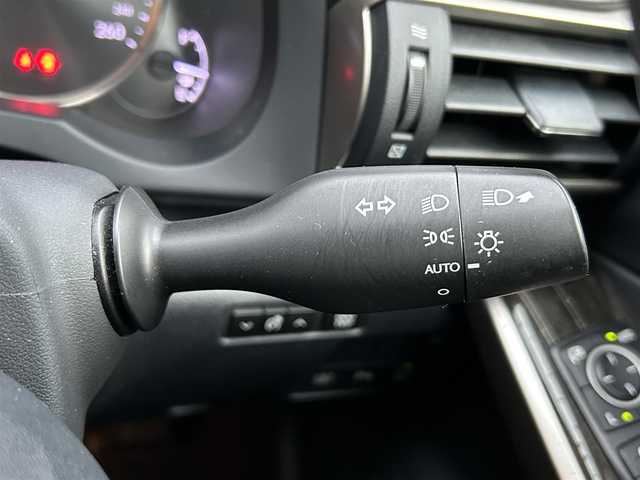 レクサス ＩＳ 200t バージョンL 熊本県 2017(平29)年 5.1万km レッドマイカクリスタルシャイン サンルーフ/革シート/プッシュスタート/純正ナビ/（CD・DVD・フルセグTV・BTオーディオ・SD）/マークレビンソン/バックカメラ/ビルトインETC/前後ドライブレコーダー/純正18インチAW/レーダークルーズ/パドルシフト/前席パワーシート・右前席シートメモリー/前席エアーシート・シートヒーター/LEDヘッドライト/オートライト/前後コーナーセンサー/横滑り防止装置/ウィンカーミラー/純正フロアマット/新車保証書/取扱説明書/スマートスペアキー×1本/カード型キー×1本