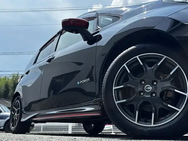 日産 ノート e－パワー ニスモ 熊本県 2017(平29)年 10.5万km スーパーブラック ワンオーナー/純正ナビ（MM316D-W）/【フルセグTV/Bluetooth/CD/DVD】/アラウンドビューカメラ/衝突軽減防止装置/レーンキープアシスト/車両接近通知装置/コーナーセンサー/純正１６インチAW/オートLEDライト/革巻きステアリング/ステアリングスイッチ/ETC/純正フロアマット/純正ドアバイザー/横滑り防止装置/スペアキー/保証書/取扱説明書