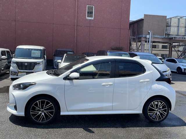 トヨタ ヤリス ハイブリッド X 宮崎県 2022(令4)年 1.7万km スーパーホワイトⅡ 純正ナビ/BT/USB/バックカメラ・ETC/トヨタセーフティセンス/レーンキープアシスト/パーキングサポートブレーキ/レーダークルーズコントロール/ドライブレコーダー/社外17インチアルミホイール/オートハイビーム/ウィンカーミラー/キーレスキー/純正フロアマット/ドアバイザー
