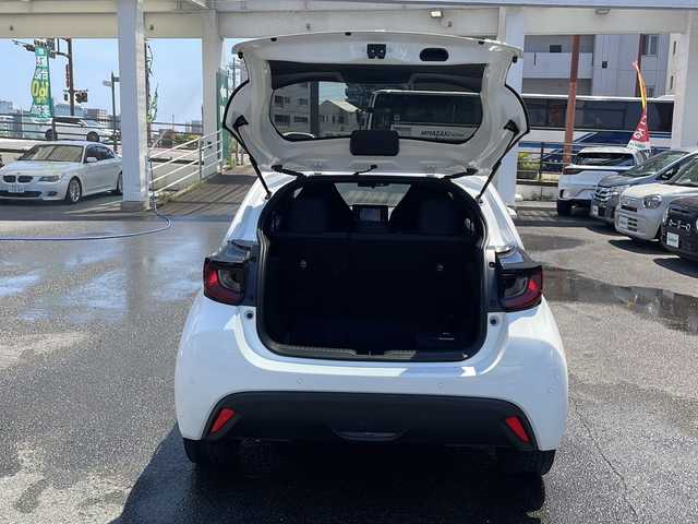 トヨタ ヤリス ハイブリッド X 宮崎県 2022(令4)年 1.7万km スーパーホワイトⅡ 純正ナビ/BT/USB/バックカメラ・ETC/トヨタセーフティセンス/レーンキープアシスト/パーキングサポートブレーキ/レーダークルーズコントロール/ドライブレコーダー/社外17インチアルミホイール/オートハイビーム/ウィンカーミラー/キーレスキー/純正フロアマット/ドアバイザー
