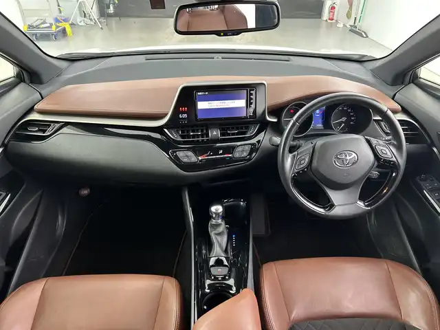 トヨタ Ｃ－ＨＲ G モード ブルーノ 愛知県 2019(令1)年 5.4万km ダークブラウンマイカメタリック/ホワイトパールクリスタルシャイン 禁煙車/2トーン/特別仕様車/純正7インチナビ/（CD/DVD/Bluetooth/フルセグTV/SD)/バックカメラ/トヨタセーフティセンス/・プリクラッシュセーフティ/・レーンディパーチャーアラート/・オートマチックハイビーム/・レーダークルーズコントロール/・ふらつき警報/コーナーセンサー/ETC/前後ドライブレコーダー/シートヒーター/ハーフレザーシート/純正18インチアルミホイール/LEDヘッドライト/オートライト/フロントフォグランプ/スマートキー/プッシュスタート/純正フロアマット/横滑り防止装置/電動格納ミラー