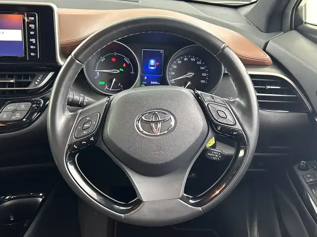 トヨタ Ｃ－ＨＲ G モード ブルーノ 愛知県 2019(令1)年 5.4万km ダークブラウンマイカメタリック/ホワイトパールクリスタルシャイン 禁煙車/2トーン/特別仕様車/純正7インチナビ/（CD/DVD/Bluetooth/フルセグTV/SD)/バックカメラ/トヨタセーフティセンス/・プリクラッシュセーフティ/・レーンディパーチャーアラート/・オートマチックハイビーム/・レーダークルーズコントロール/・ふらつき警報/コーナーセンサー/ETC/前後ドライブレコーダー/シートヒーター/ハーフレザーシート/純正18インチアルミホイール/LEDヘッドライト/オートライト/フロントフォグランプ/スマートキー/プッシュスタート/純正フロアマット/横滑り防止装置/電動格納ミラー