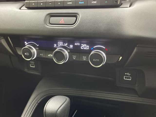 ホンダ ヴェゼル ハイブリッド e:HEV X 新潟県 2023(令5)年 0.9万km クリスタルブラックパール 純正オプションナビ/(ＢＴ／ＦＭ／ＡＭ／ＤＶＤ／フルセグＴＶ）/バックカメラ/ステアリングスイッチ/パドルシフト/置くだけ充電/電格ミラー/ウィンカーミラー/ヘッドライトレベライザー/ドアバイザー/ＥＴＣ