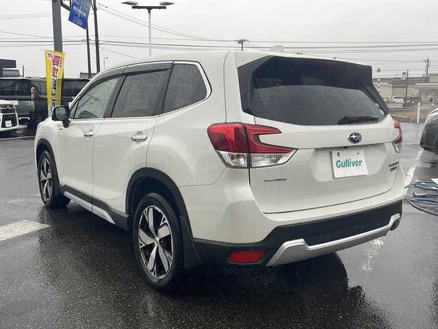 スバル フォレスター ハイブリッド アドバンス 新潟県 2019(平31)年 8.2万km クリスタルホワイトP 純正8インチナビ/(AM/FM/CD/DVD/Bluetooth)/フルセグTV/アイサイトセイフティプラス/フロント・サイドモニター/デジタルインナーミラー/ブラインドスポットモニター/プリクラッシュブレーキ/後退時ブレーキアシスト/AT誤発進抑制制御/AT誤後進抑制制御/レーダークルーズコントロール/レーンキープアシスト/先行車発進お知らせ機能/バックカメラ/ビルトインETC/パワーバックドア/純正ドライブレコーダー/純正フロアマット/純正アルミホイール/全席シートヒーター/ハーフレザー/D/N席パワーシート/LEDヘッドライト