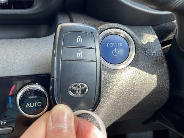 トヨタ ヤリスクロス ハイブリッド Z 愛知県 2023(令5)年 3.5万km プラチナホワイトパールマイカ 衝突軽減システム/純正ディスプレイオーディオ（ナビなし）/全方位カメラ/レーダークルーズコントロール/シートヒーター/フルセグ/Bluetooth/バックカメラ/パワーシート/コーナーセンサー/純正アルミホイール/ブラインドスポットモニター/LEDヘッドライト/ステアリングヒーター/オートマチックハイビーム/ETC/ステアリングスイッチ/スマートキー/プッシュスタート