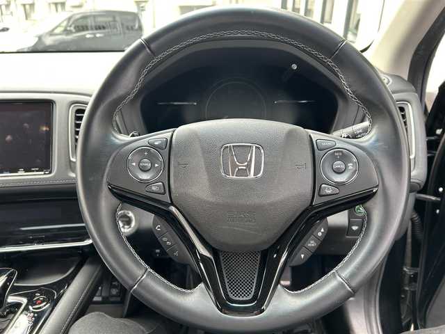 ホンダ ヴェゼル ハイブリッド Z ホンダセンシング 佐賀県 2020(令2)年 4.1万km クリスタルブラックパール ホンダセンシング/純正8インチナビ/・バックカメラ/・フルセグTV/BT/CD/DVD/ハーフレザーシート/前席シートヒーター/純正17インチAW/LEDヘッドライト/フォグランプ/オートライト/ETC/革巻きステアリング/ステアリングスイッチ/パドルシフト/電動格納ミラー/ドアバイザー/フロアマット/エアバックW/サイド/カーテン/スペアキー×１/取扱説明書/保証書