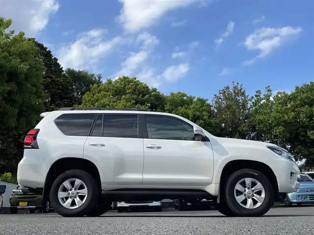トヨタ ランドクルーザー プラド TX 東京都 2021(令3)年 3.1万km ホワイトパールクリスタルシャイン ワンオーナー/純正9インチSDナビ（NSZT-Y68T）/・Bluetoothオーディオ/USBオーディオ/・フルセグTV/DVD/スライド電動ムーンルーフ/バックカメラ/ルーフレール（ブラック）/Toyota Safety Sense/・プリクラッシュセーフティ/・レーンディパーチャーアラート/・オートライト/オートマチックハイビーム/・レーダークルーズコントロール/木目調（ライトブラウン）ステアリングホイール/寒冷地仕様/ビルトインETC2.0/取扱説明書/保証書