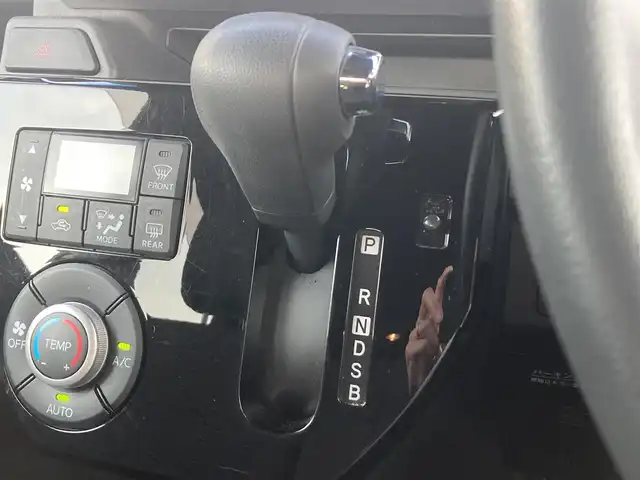 ダイハツ ウェイク L SA Ⅱ 熊本県 2017(平29)年 5.5万km フレッシュグリーンM 社外ナビ/・AM/FM/CD/ワンセグTV/バックカメラ/スマートアシスト2/・衝突警報機能/・衝突回避支援ブレーキ機能/・車線逸脱警報機能/・誤発進抑制機能（前方/後方）/・先行車発進お知らせ機能/ドライブレコーダー/ETC/オートライト/・ハロゲンライト/・フォグランプ/・ヘッドライトレベライザー/電動格納ミラー/・サイドアンダーミラー/純正ドアバイザー/純正アルミホイール/純正フロアマット/スマートキー
