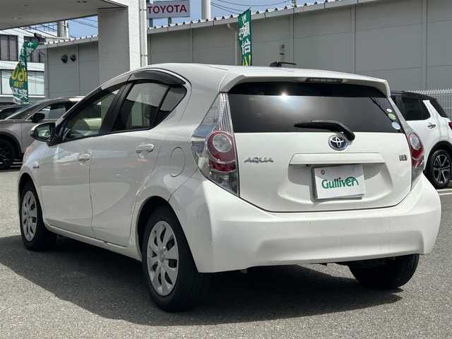 トヨタ アクア G 福岡県 2012(平24)年 15.9万km ライムホワイトパールクリスタルシャイン SDナビ(NSCP-W62)/（ワンセグTV・AM・FM・CD・Bluetooth）/バックカメラ/ETC/前席シートヒーター/革巻きステアリング/プッシュスタートボタン/ウインカーミラー/オートエアコン/スマートキー/オートライト/ドアバイザー/純正フロアマット/横滑り防止装置/盗難防止装置/パワーウィンドゥ/パワーステアリング/ABS/エアーバック（運転席・助手席）