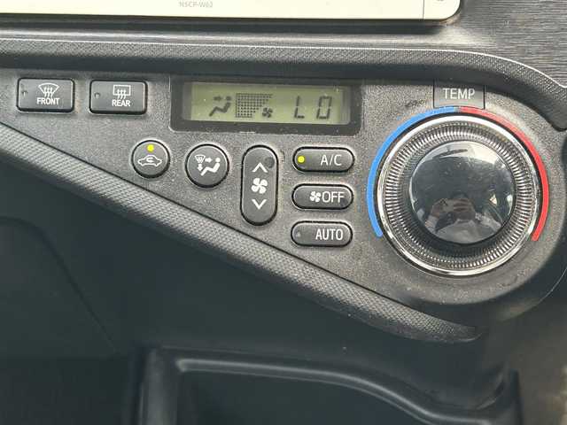 トヨタ アクア G 福岡県 2012(平24)年 15.9万km ライムホワイトパールクリスタルシャイン SDナビ(NSCP-W62)/（ワンセグTV・AM・FM・CD・Bluetooth）/バックカメラ/ETC/前席シートヒーター/革巻きステアリング/プッシュスタートボタン/ウインカーミラー/オートエアコン/スマートキー/オートライト/ドアバイザー/純正フロアマット/横滑り防止装置/盗難防止装置/パワーウィンドゥ/パワーステアリング/ABS/エアーバック（運転席・助手席）