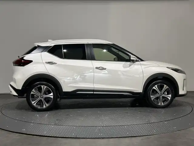 日産 キックス X ツートーンインテリアED 愛媛県 2024(令6)年 0.1万km ブリリアントホワイトパール 純正9インチナビ/フルセグTV/Bluetooth/DVD/プロパイロット/レーダークルーズコントロール/アラウンドビューモニター/デジタルインナーミラー/ビルトインETC/前席シートヒーター/LEDオートライト/レザーハンドル/ステアリングヒーター/ステアリングスイッチ