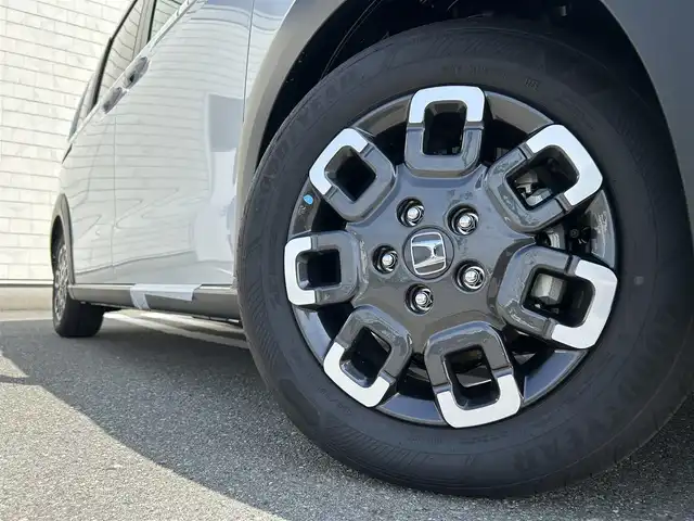 ホンダ フリード ハイブリット e:HEV クロスター 福岡県 2025(令7)年 0.1千km プラチナホワイトパール 登録済未使用車純正9インチHondaCONNECTナビ(フルセグTV/BT/AppelCarPlay)バックモニターホンダセンシングコーナーセンサー両側パワスラレーダークルコンBSMリアクーラーシートヒーターオートホールドUSBポート純正LEDヘッドライト純正15インチアルミホイールプッシュスタートスマートキー