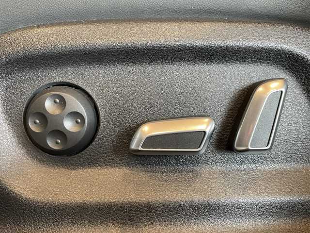 アウディ Ｑ３ 2．0 TFSI クワトロ 180PS Sライン 道央・札幌 2018(平30)年 6.1万km グレイシアホワイトメタリック Slineパッケージ/　・Slineエクステリアロゴ/　・Sパラレルスポークデザイン/　・スポークサスペンション/　・スプリントクロス/レザーSlineロゴ/　・LEDヘッドライト/　・ヘッドライトウォッシャー/MMIナビゲーション/アシスタンスパッケージ/　・クルーズコントロール/　・アウディサイドアシスト/　・アウディアクティブレーンアシスト/　・ハイビームアシスト/グレイシアホワイトメタリック/オートマチックテールゲート/シートヒーター