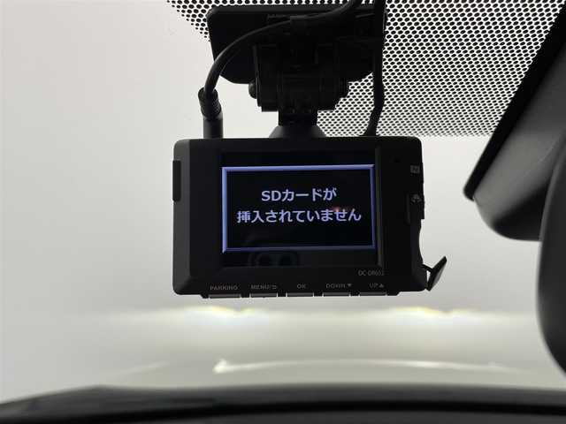 トヨタ ヤリスクロス ハイブリッド Z 大分県 2021(令3)年 4.1万km プラチナホワイトパールマイカ 純正9型ディスプレイオーディオ/（Apple Car Play/Android Auto/Bluetooth）/バックガイドモニター/パノラミックビューモニター/４WD/パワーバックドア/運転席パワーシート/電動パーキング/ブレーキホールド/車両接近通報装置/合皮シート/シートヒーター(D＋N席)/ビルトインETC/前方ドライブレコーダー/純正フロアマット/純正18インチアルミホイル/TOYOTA Safety Sense/・プリクラッシュセーフティ/・レーントレーシングアシスト/・レーダークルーズコントロール/・オートマチックハイビーム/・ロードサインアシスト/・ドライバー異常時対応システム/・プロアクティブドライビングアシスト/・発進遅れ告知機能/白革調シートカバー